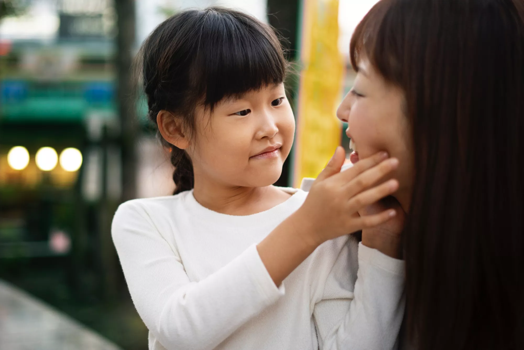 懂事的孩子太让人心疼!3招教你帮孩子卸下伪装做自己 4|路透心理